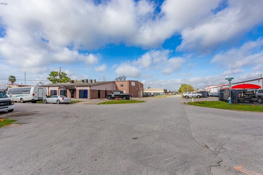 More Photos Of 8921 Daffodil St, Houston Industrial For Sale