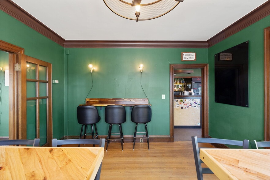 More Photos Of 883 SW Church St, Dallas Restaurant For Sale