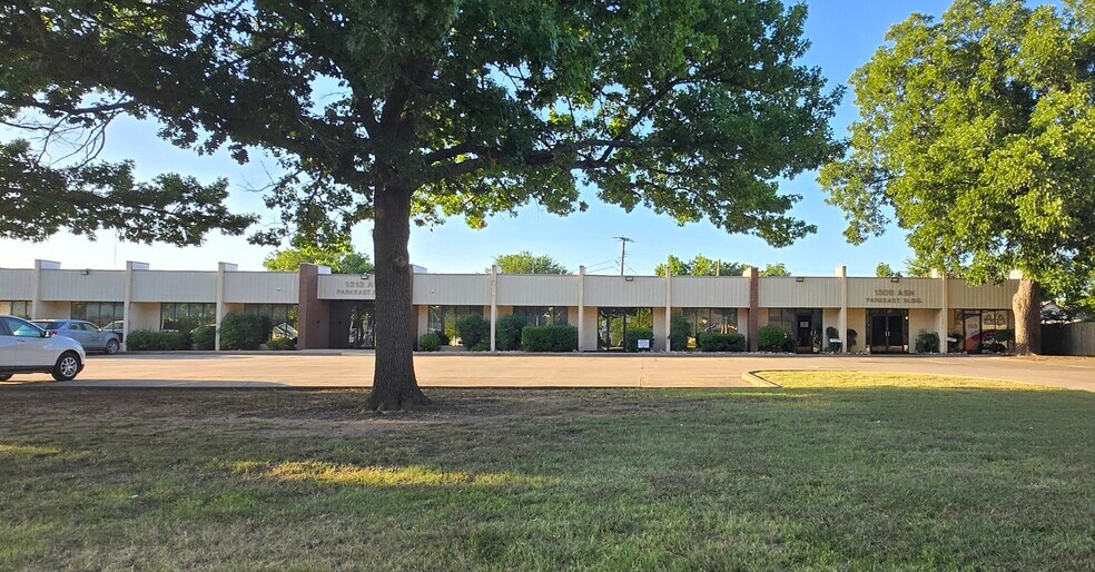 More Photos Of 1309-1313 W Ash Ave, Duncan Office For Sale