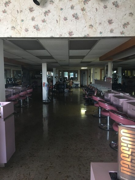More Photos Of 415-659 S Breiel Blvd, Middletown Storefront For Lease