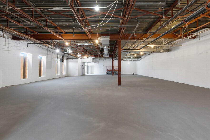 More Photos Of 3545 Boul Dagenais O, Laval Freestanding For Lease