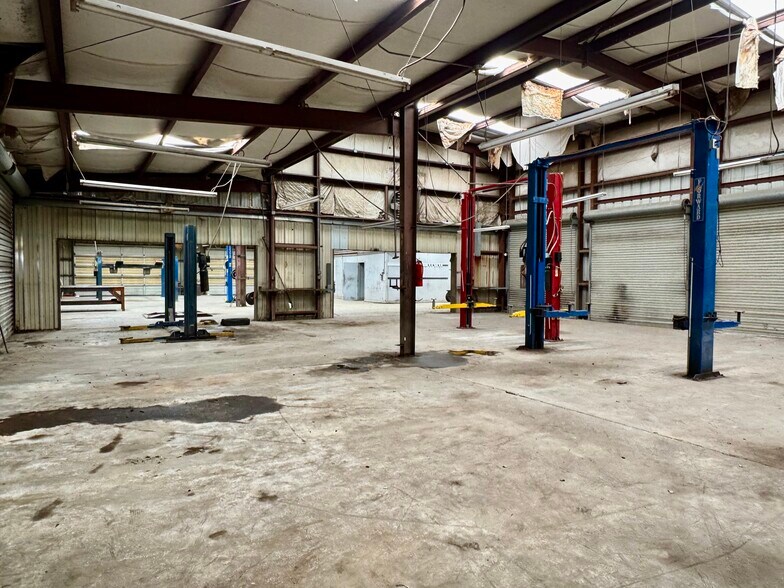 More Photos Of 6211 Blanding Blvd, Jacksonville Auto Repair For Lease