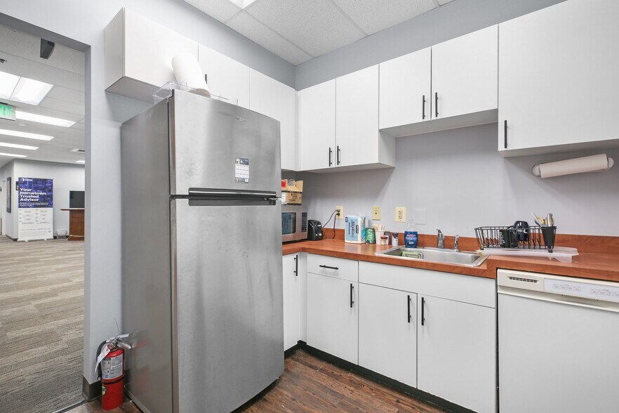 More Photos Of 2050 Gordon W Shelton Blvd, Fredericksburg Office For Lease