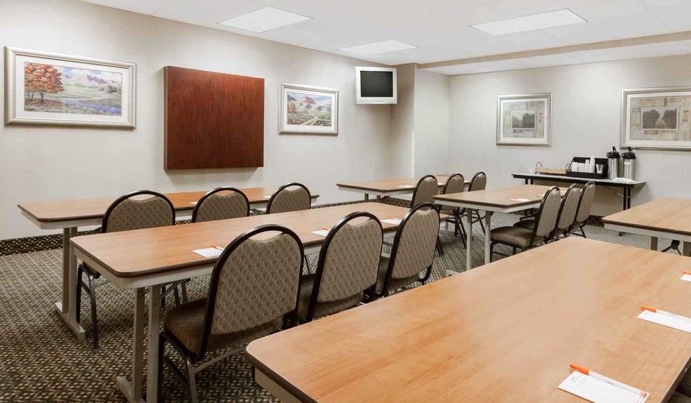 More Photos Of 1101 N Green River Rd, Evansville Hotel For Sale