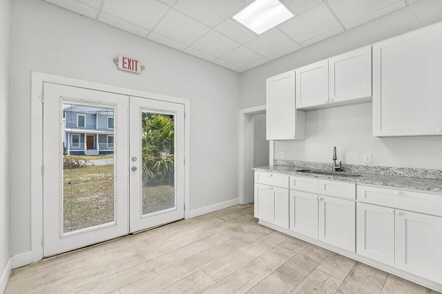 More Photos Of 5907 Sr-22, Panama City Funeral Home For Lease