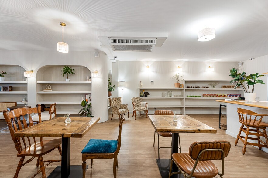 More Photos Of 3009 St Notre-Dame O, Montréal Restaurant For Sale