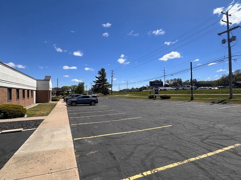 More Photos Of 5171 Plainfield Ave NE, Grand Rapids Medical For Lease
