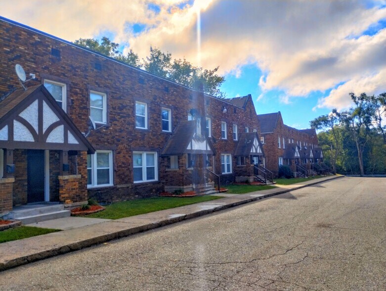 More Photos Of 25 Maynard Ct, Pontiac Apartments For Sale