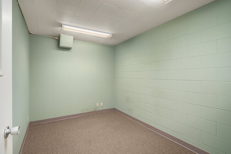 More Photos Of 2300 W Commodore Way, Seattle Office Residential For Sale