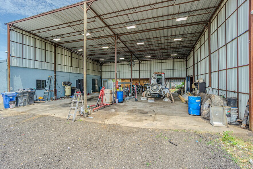 More Photos Of 6911 Gibsonton Dr, Gibsonton Warehouse For Lease