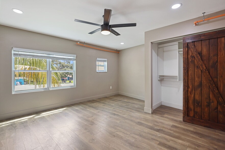 More Photos Of 10830 Navajo Dr, Saint Petersburg Showroom For Sale