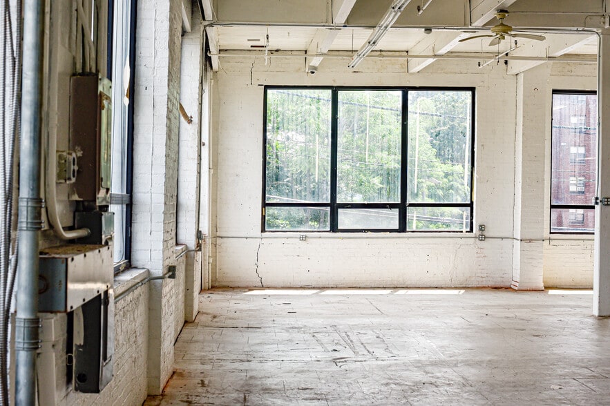 More Photos Of 2 Aspen Pl, Passaic Showroom For Lease