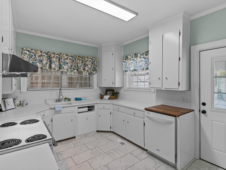 More Photos Of 302 W College St, Enterprise Flex For Sale