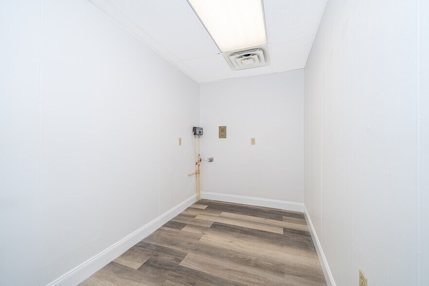 More Photos Of 2025 Flamingo Dr, Bartow Medical For Lease