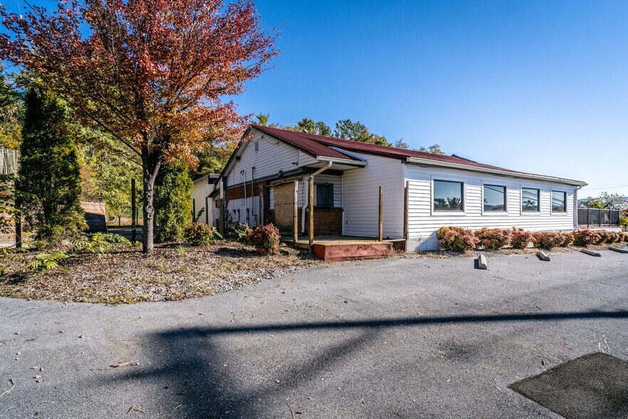 More Photos Of 2323 W Main St, Waynesboro General Retail For Sale