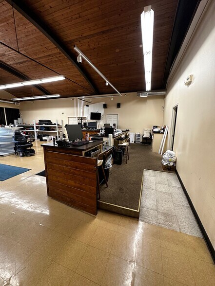 More Photos Of 5225 NE Chouteau Tfwy, Kansas City Freestanding For Lease