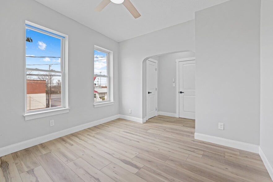 More Photos Of 1890 S High St, Columbus Light Distribution For Sale