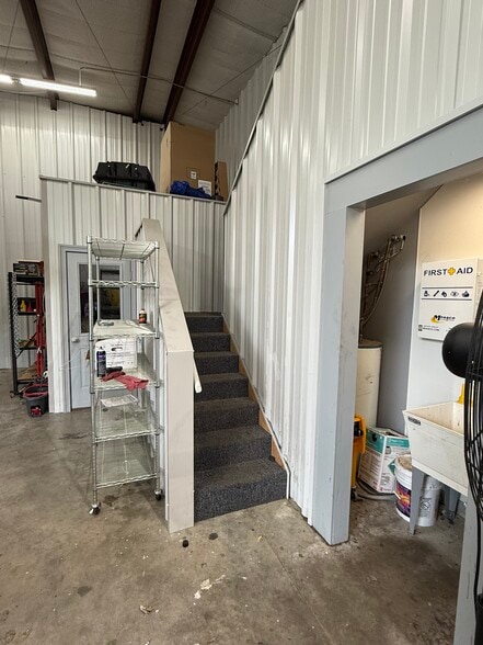 More Photos Of 822 N Creek Dr, Conway Auto Repair For Lease
