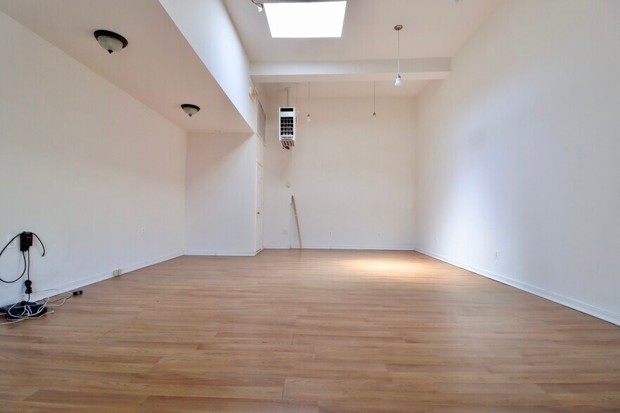 More Photos Of 6733 Central Ave, Glendale General Retail For Lease