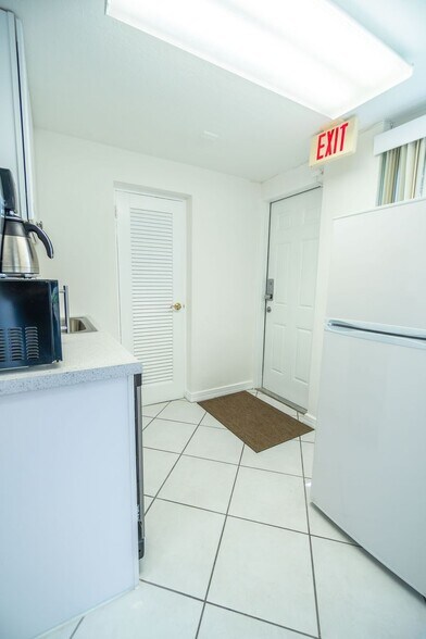 More Photos Of 18 NE 2nd Ave, Dania Beach Office For Sale