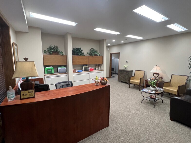 More Photos Of 475 W Terra Cotta Ave, Crystal Lake Office For Lease