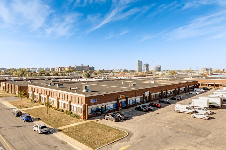 More Photos Of 295-455 Deslauriers Rue, Saint-Laurent Warehouse For Lease
