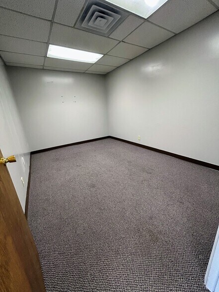 More Photos Of 30 W 11th Ave, York Storefront For Lease