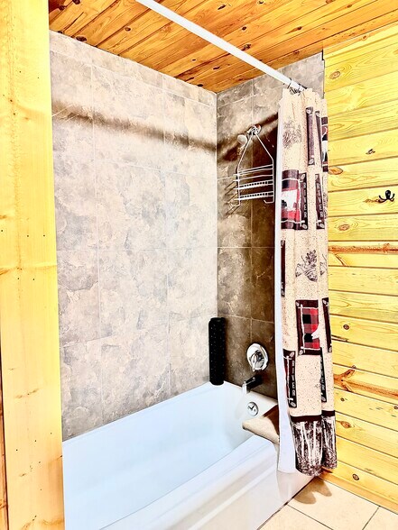 More Photos Of 1665 Whisper Ridge Rd, Ashton Hotel For Sale