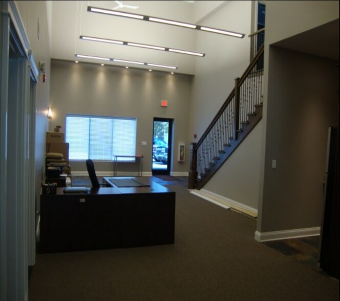 More Photos Of 501 Willow Blvd, Willow Springs Warehouse For Lease