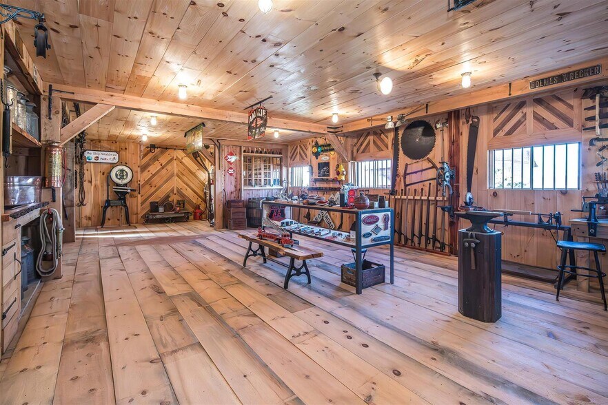 More Photos Of 640 Orchard Dr, Bridport Flex For Sale
