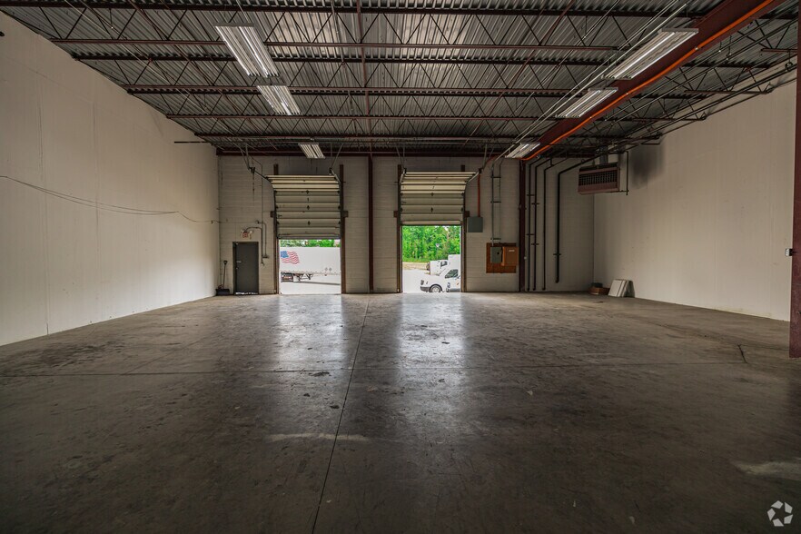 More Photos Of 4400 Renaissance Pky, Warrensville Heights Showroom For Lease