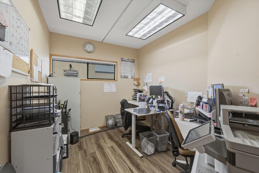 More Photos Of 3010 Squalicum Pky, Bellingham Office For Sale