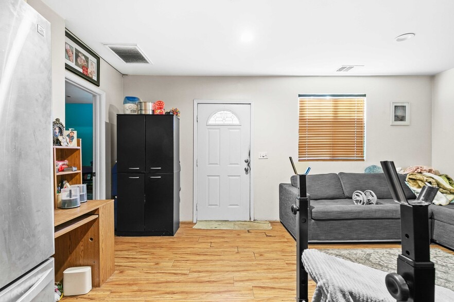 More Photos Of 7317 Clybourn Ave, Sun Valley Contractor Storage Yard For Sale