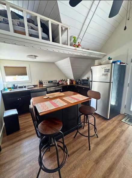 More Photos Of 28 Union St, Boothbay Harbor Restaurant For Sale