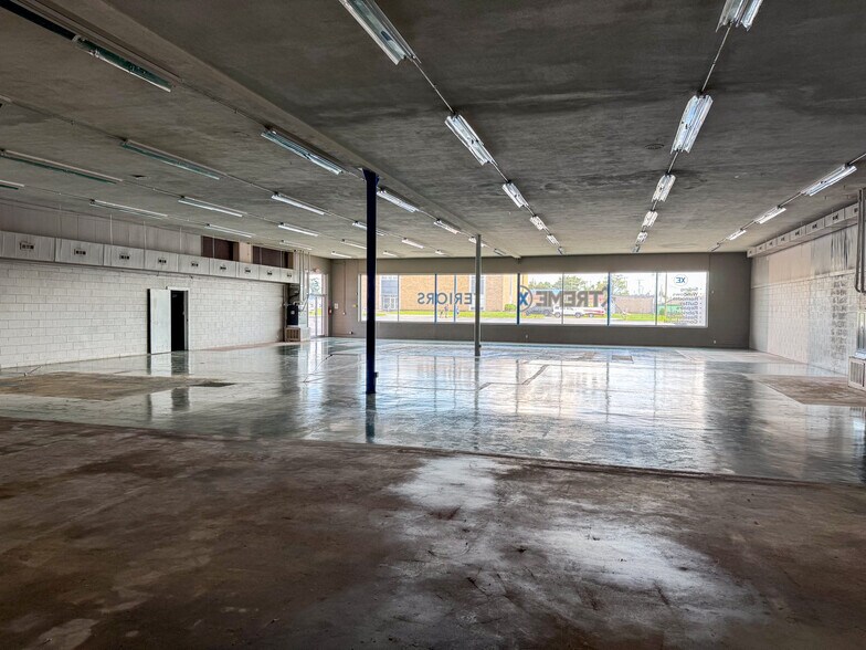 More Photos Of 715 W Walnut St, Rogers General Retail For Sale