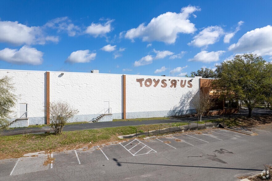 More Photos Of 6711 W Newberry Rd, Gainesville Department Store For Sale