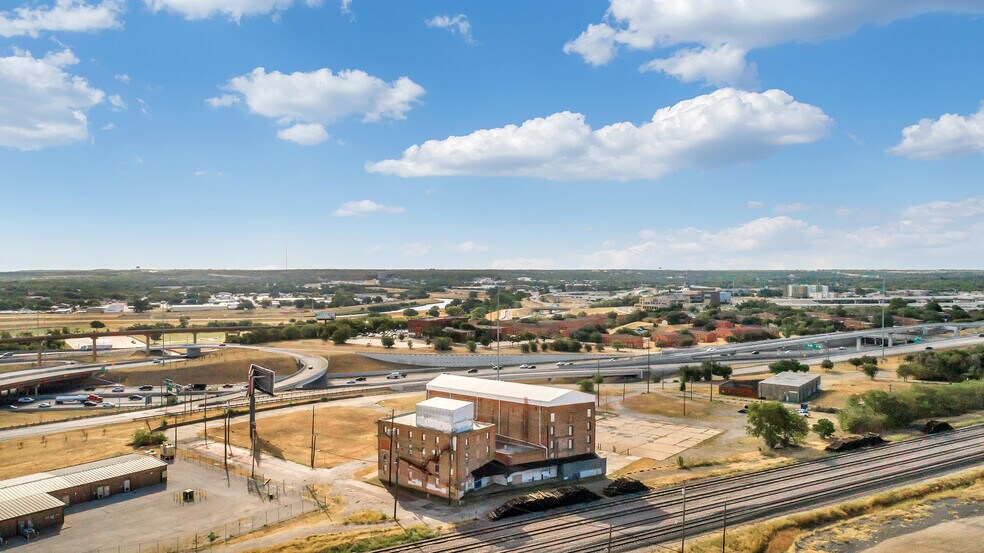 More Photos Of 1000 Harding St, Fort Worth Distribution For Sale