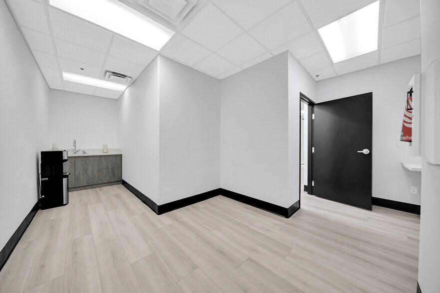 More Photos Of 4045 E Union Hills Dr, Phoenix Medical For Sale