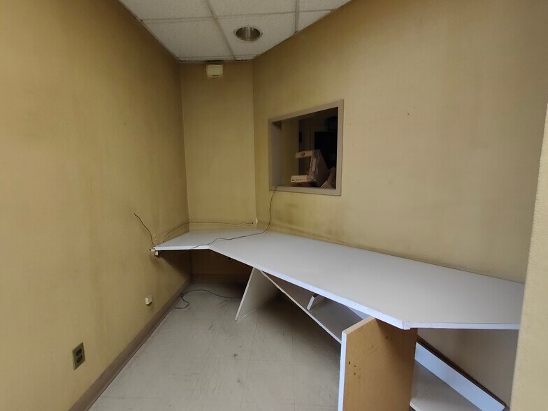 More Photos Of 1169 Oak Point Ave, Bronx Warehouse For Lease