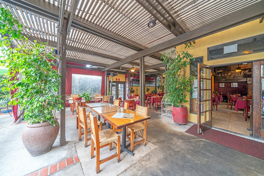 More Photos Of 1923 E Broadway, Long Beach Restaurant For Sale