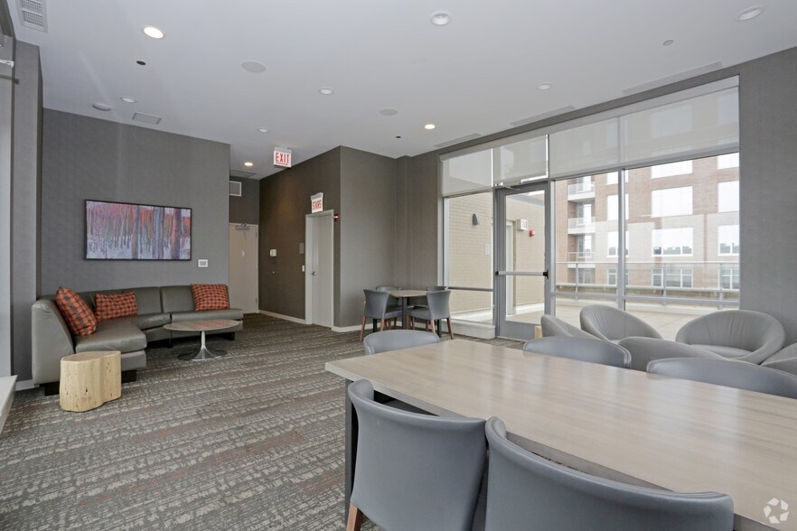 More Photos Of 558 W Webster Ave, Chicago Apartments For Lease