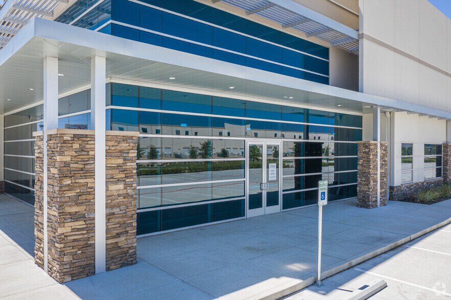More Photos Of 2032 Cypress Station Dr, Houston Distribution For Lease