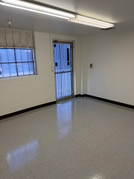 More Photos Of 11070 Fleetwood St, Sun Valley Warehouse For Lease