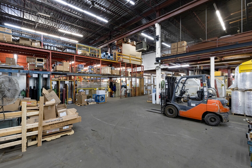 More Photos Of 262 Rue Scott, Saint-Jérôme Warehouse For Sale