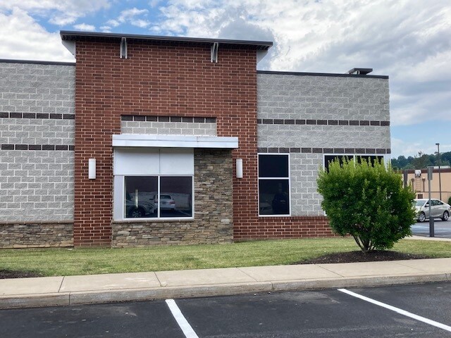 More Photos Of 1002 Logan Blvd, Altoona Freestanding For Lease