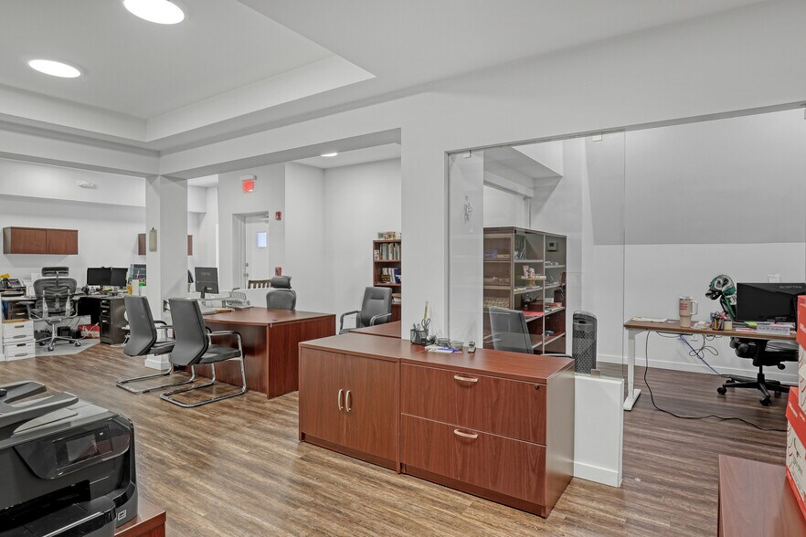 More Photos Of 2701 W Okeechobee Blvd, West Palm Beach Office For Sale
