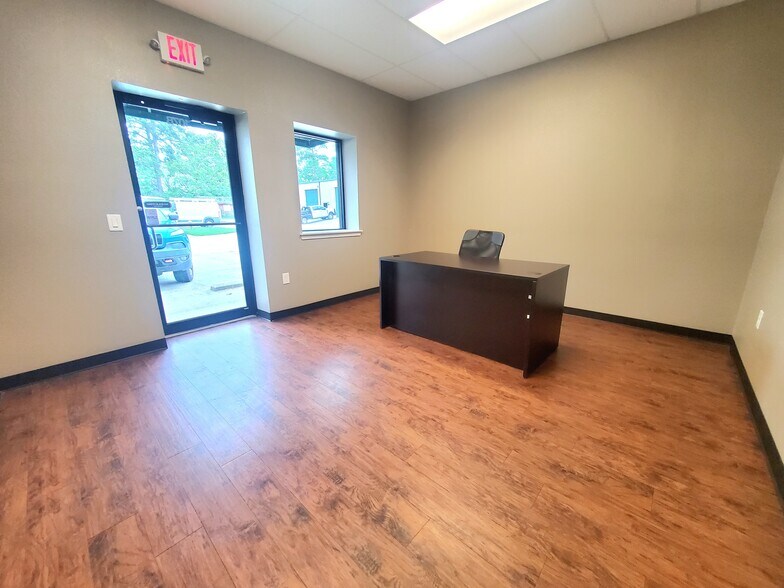 More Photos Of 2418 N Frazier St, Conroe Light Manufacturing For Lease