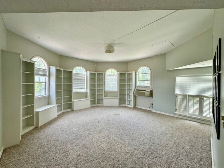 More Photos Of 807 Monroe St, Clinton Office For Sale