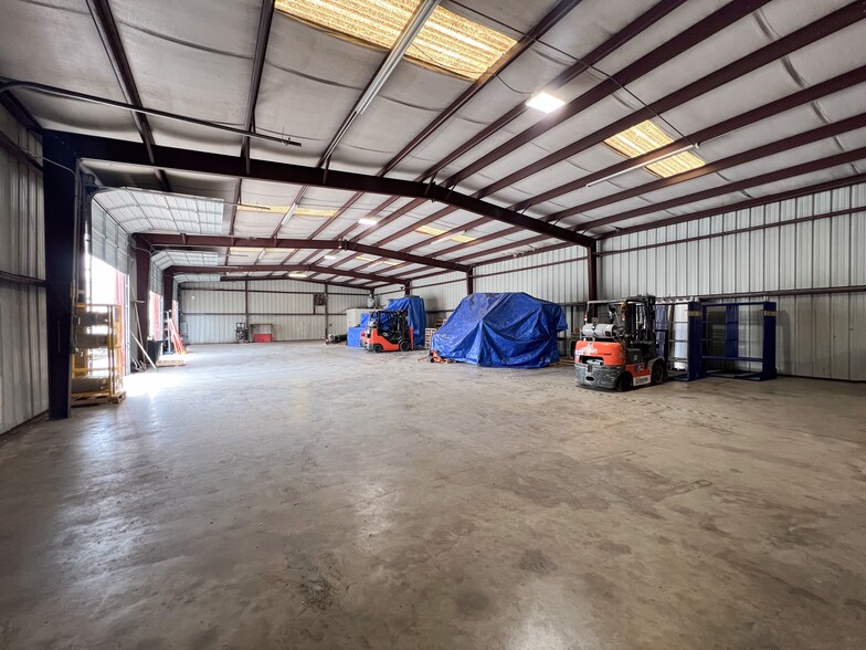 More Photos Of 13250 Lookout Rd, San Antonio Warehouse For Sale