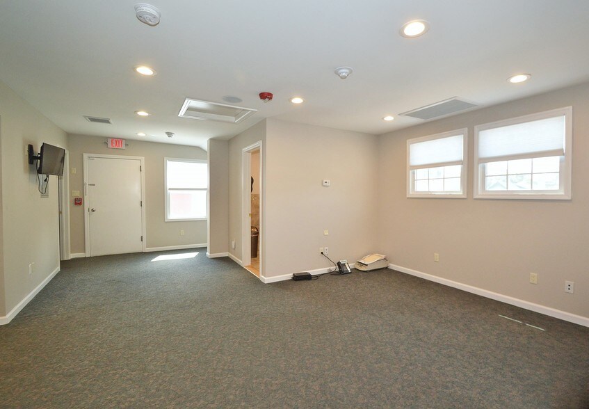 More Photos Of 590 Sunrise Hwy, Baldwin Freestanding For Lease